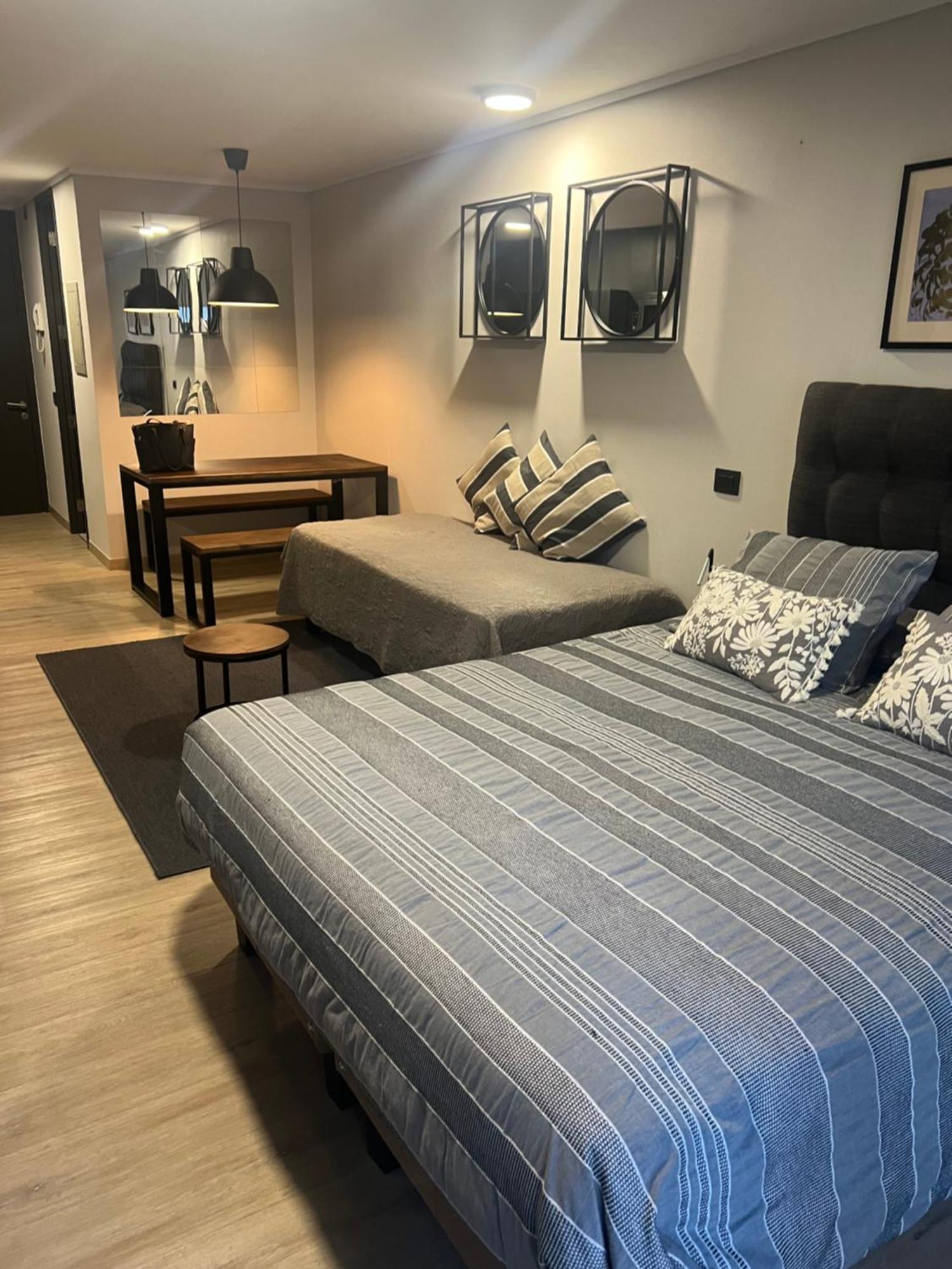 80 Metros , Costado Clinica Condes ,hasta 5 Personasn Apartamento