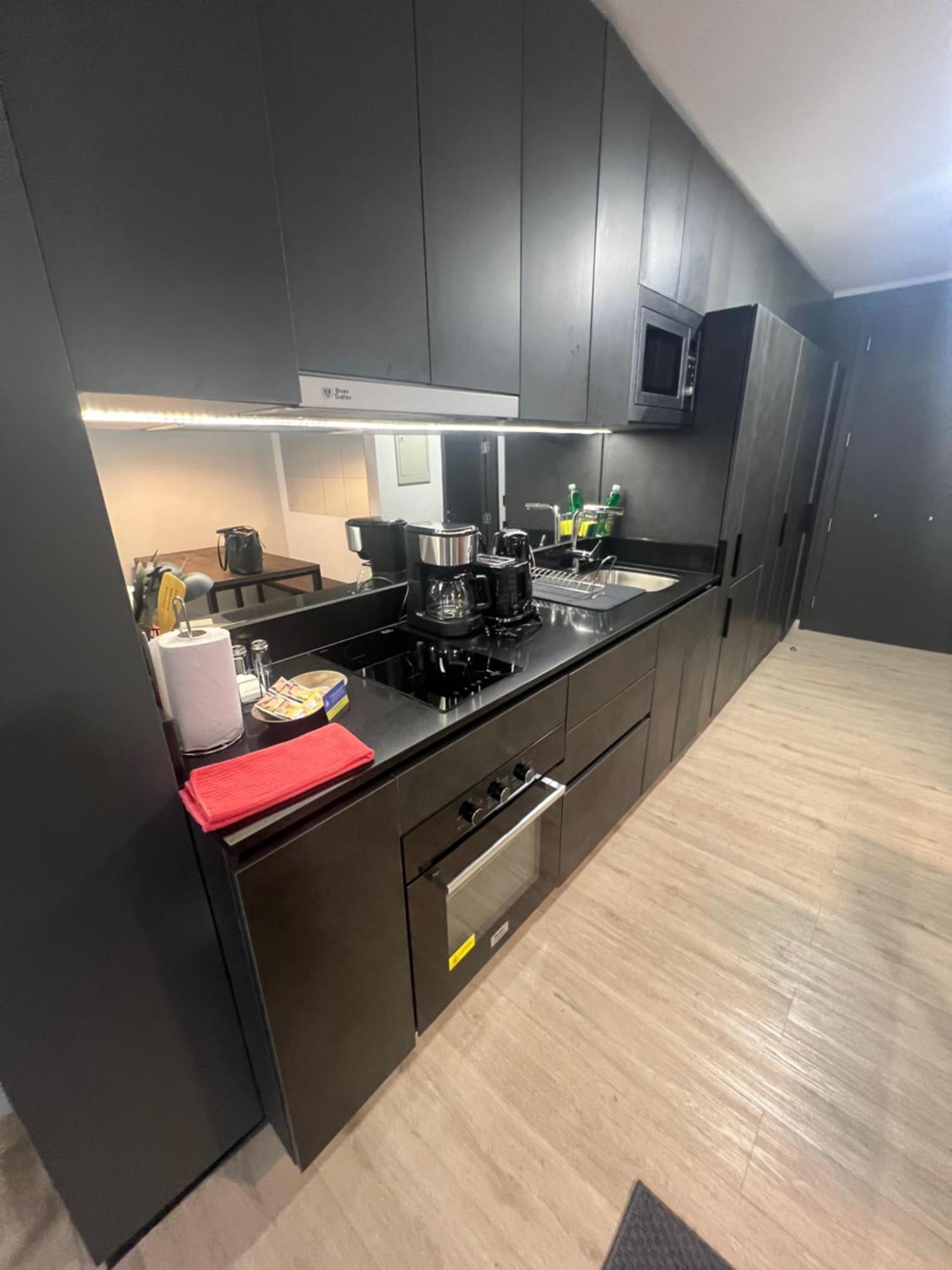 80 Metros , Costado Clinica Condes ,hasta 5 Personasn Apartamento *
