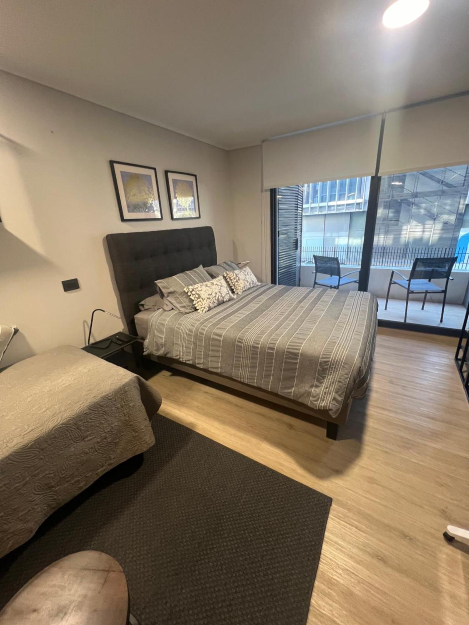 80 Metros , Costado Clinica Condes ,hasta 5 Personasn Apartamento